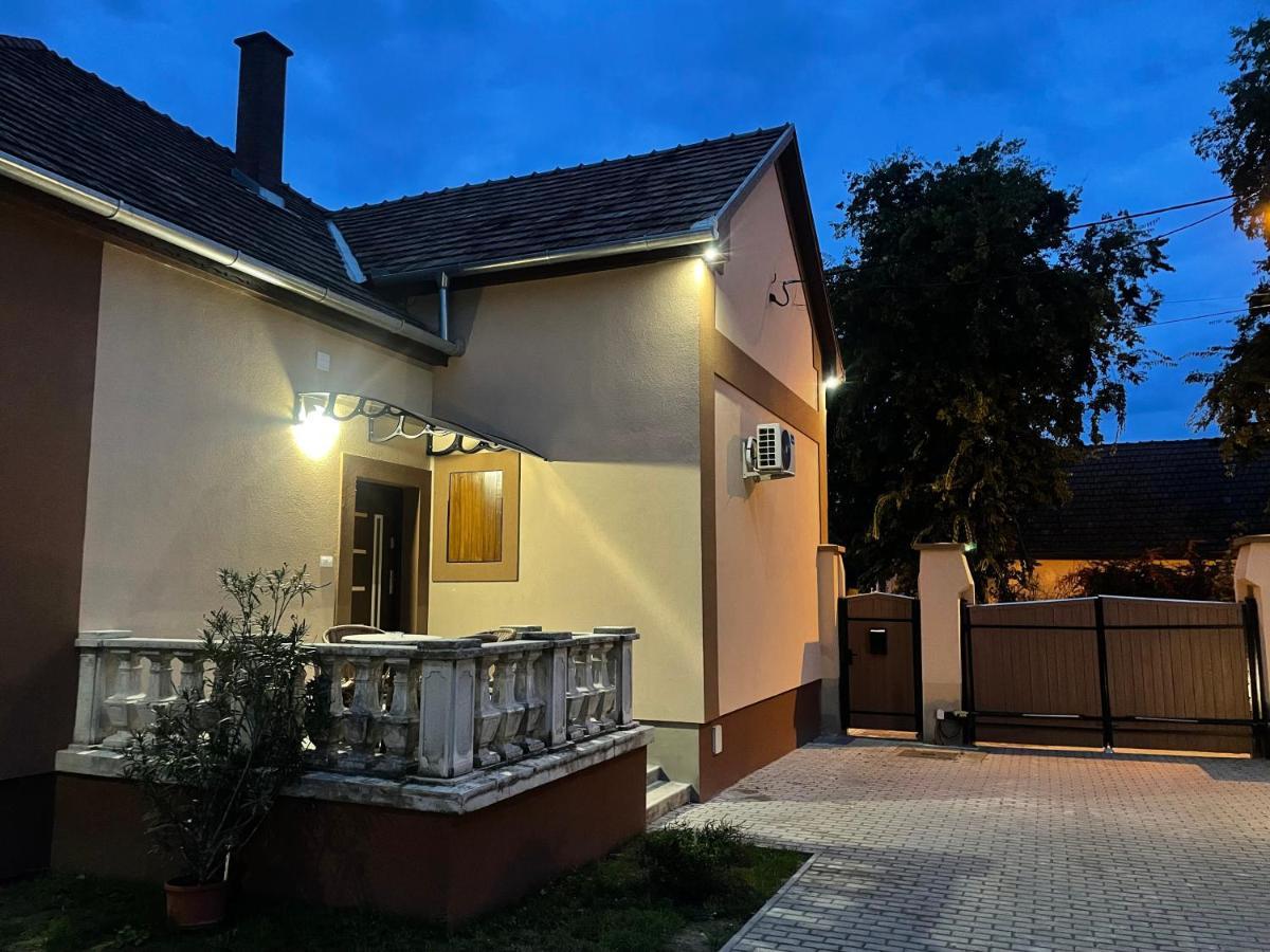 Kovacs Apartmanhaz คิชคุนฮาลาส ภายนอก รูปภาพ